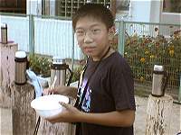 �o�[�x�L���[��H�ׂ郄�X