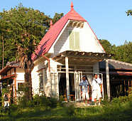 �T�c�L�ƃ��C�̉Ƃ̑O��