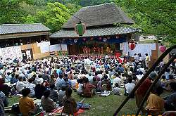 農村歌舞伎舞台と桟敷