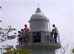 灯台を見学する人々