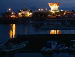 夜の池田港