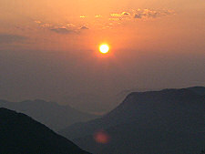 山からの夕日