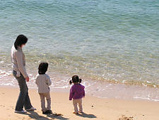 砂浜を散歩する家族