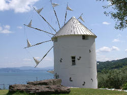 ５月のギリシャ風車
