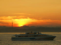 夕日と高速艇
